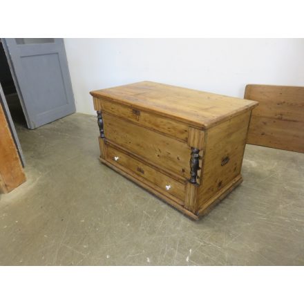 Pine trunk with a bottom drawer