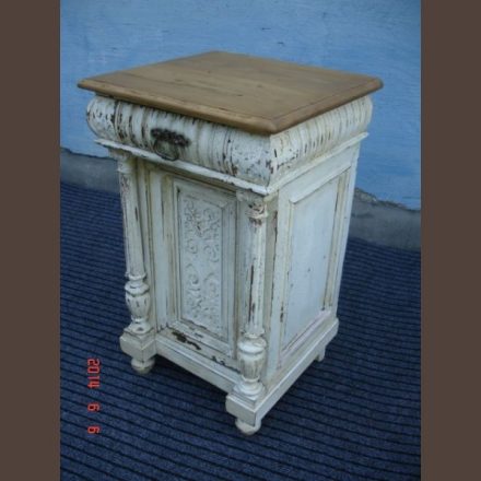 Country pine nightstand / original paint, finished condition